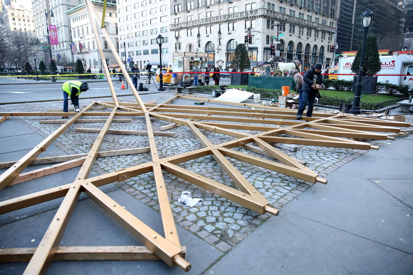 כך הוקמה המנורה הגדולה בעולם בלב מנהטן