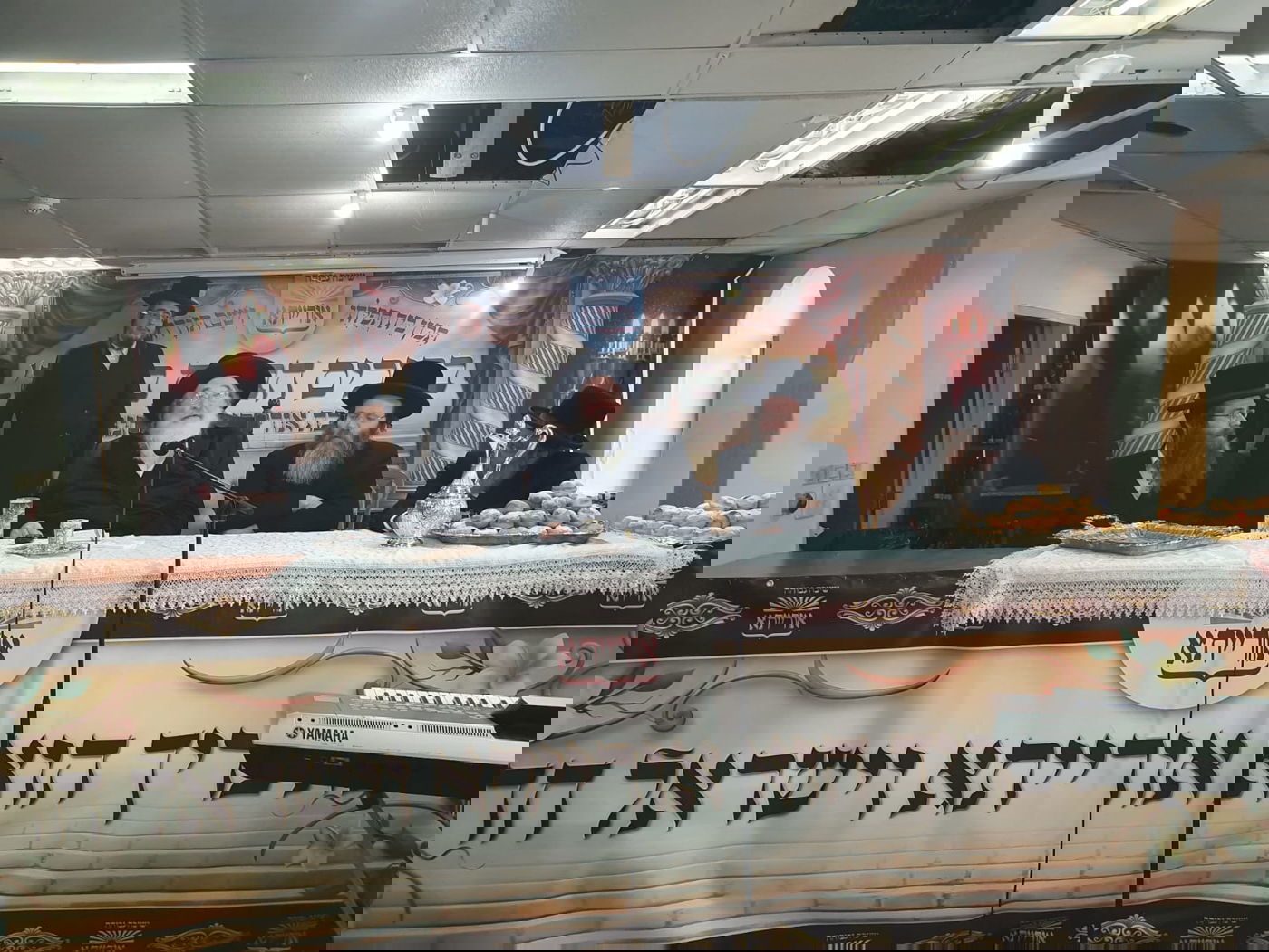 האדמו"ר מספינקא שורר עם בחורי ישיבת 'אורייתא'