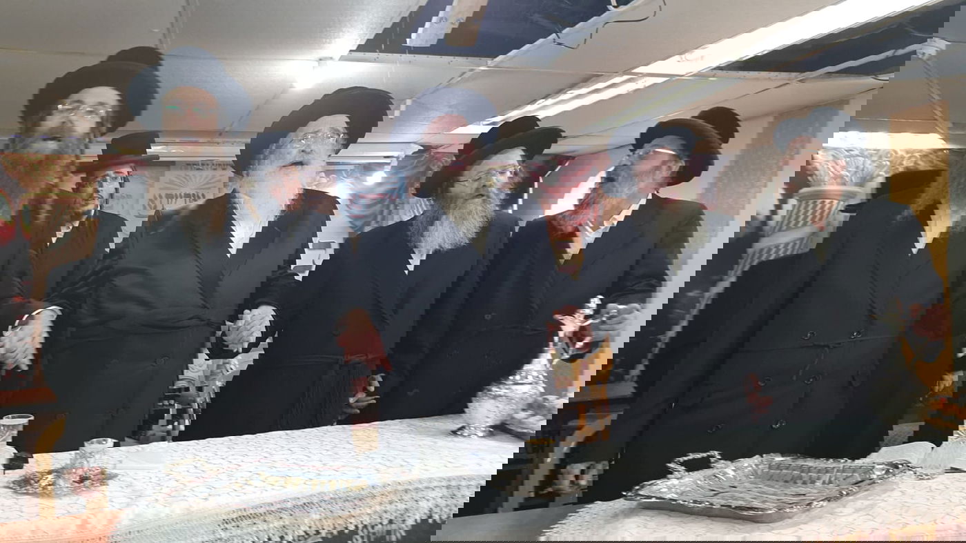 האדמו"ר מספינקא שורר עם בחורי ישיבת 'אורייתא'