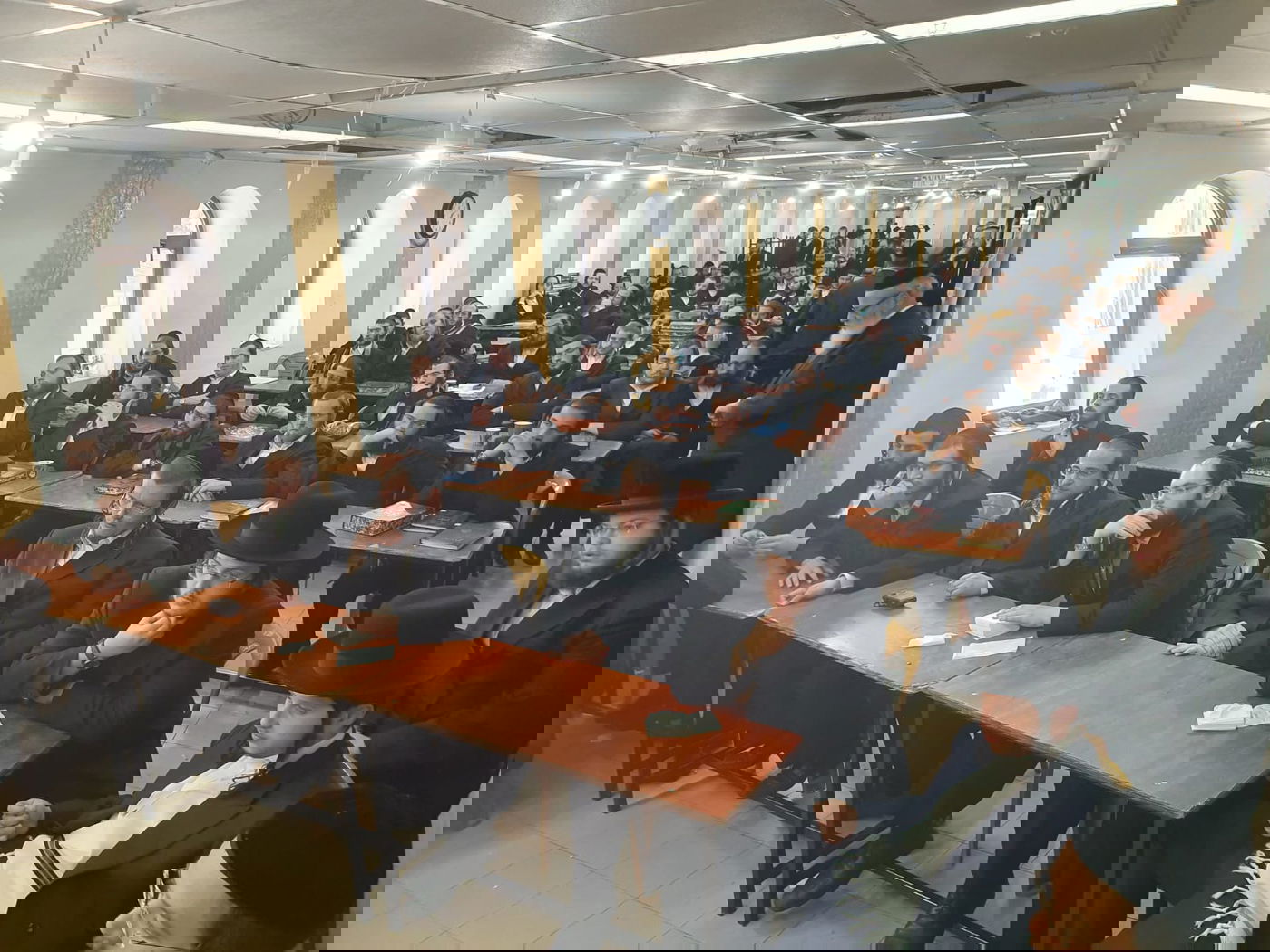 האדמו"ר מספינקא שורר עם בחורי ישיבת 'אורייתא'