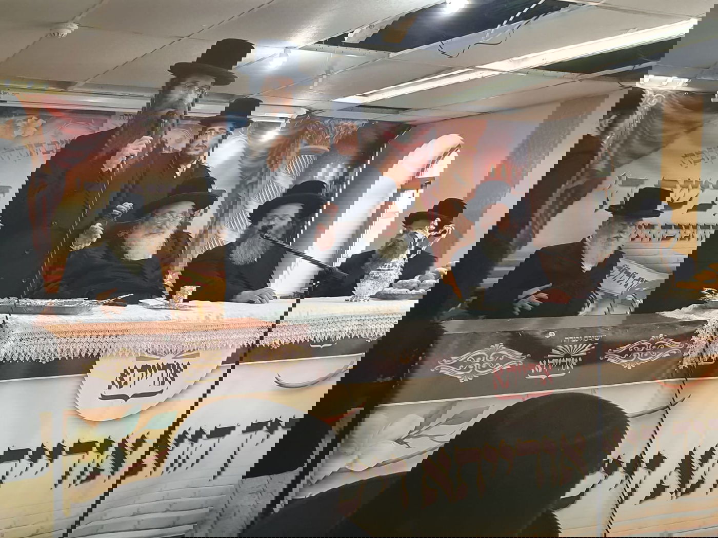 האדמו"ר מספינקא שורר עם בחורי ישיבת 'אורייתא'