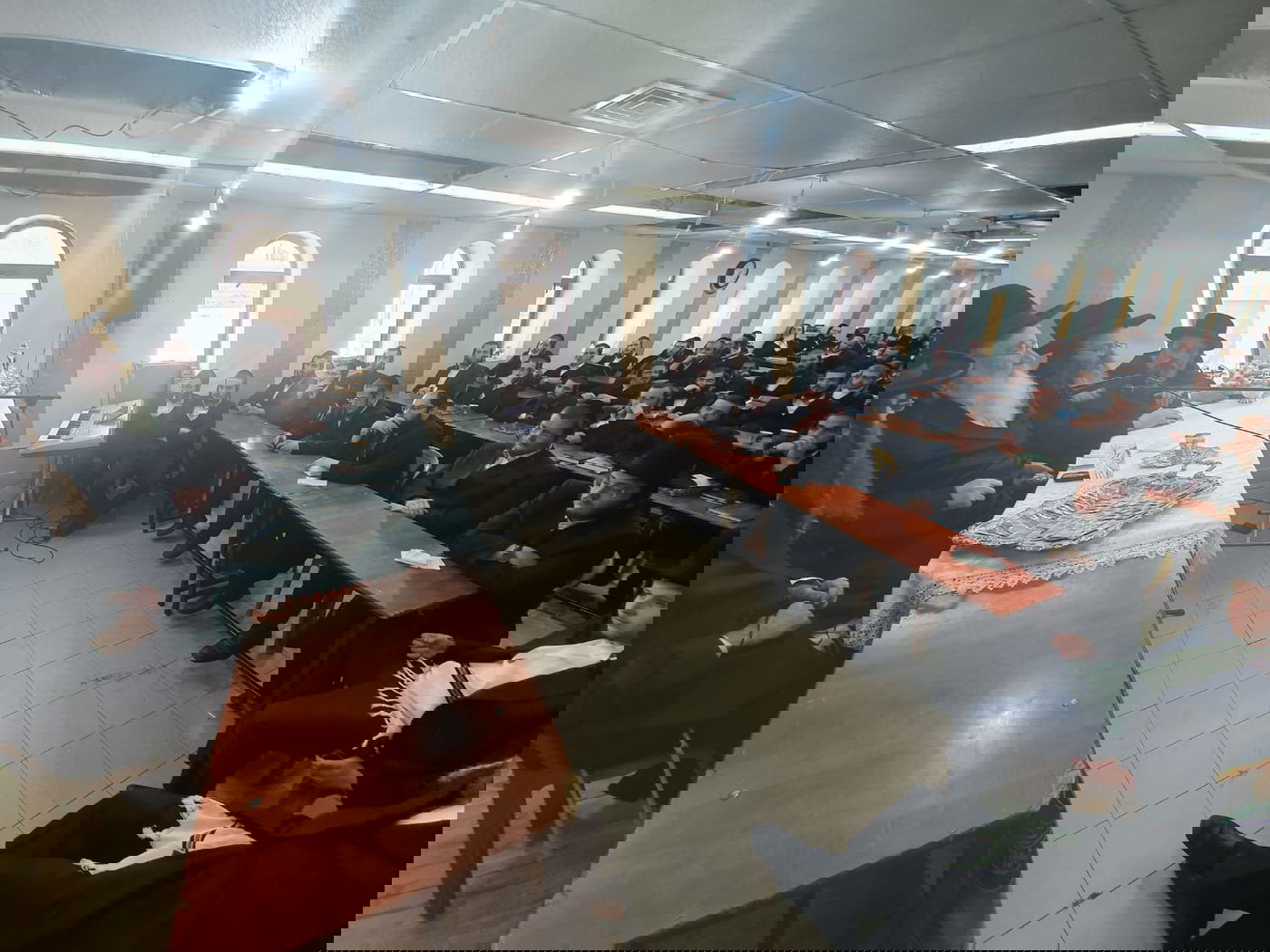 האדמו"ר מספינקא שורר עם בחורי ישיבת 'אורייתא'