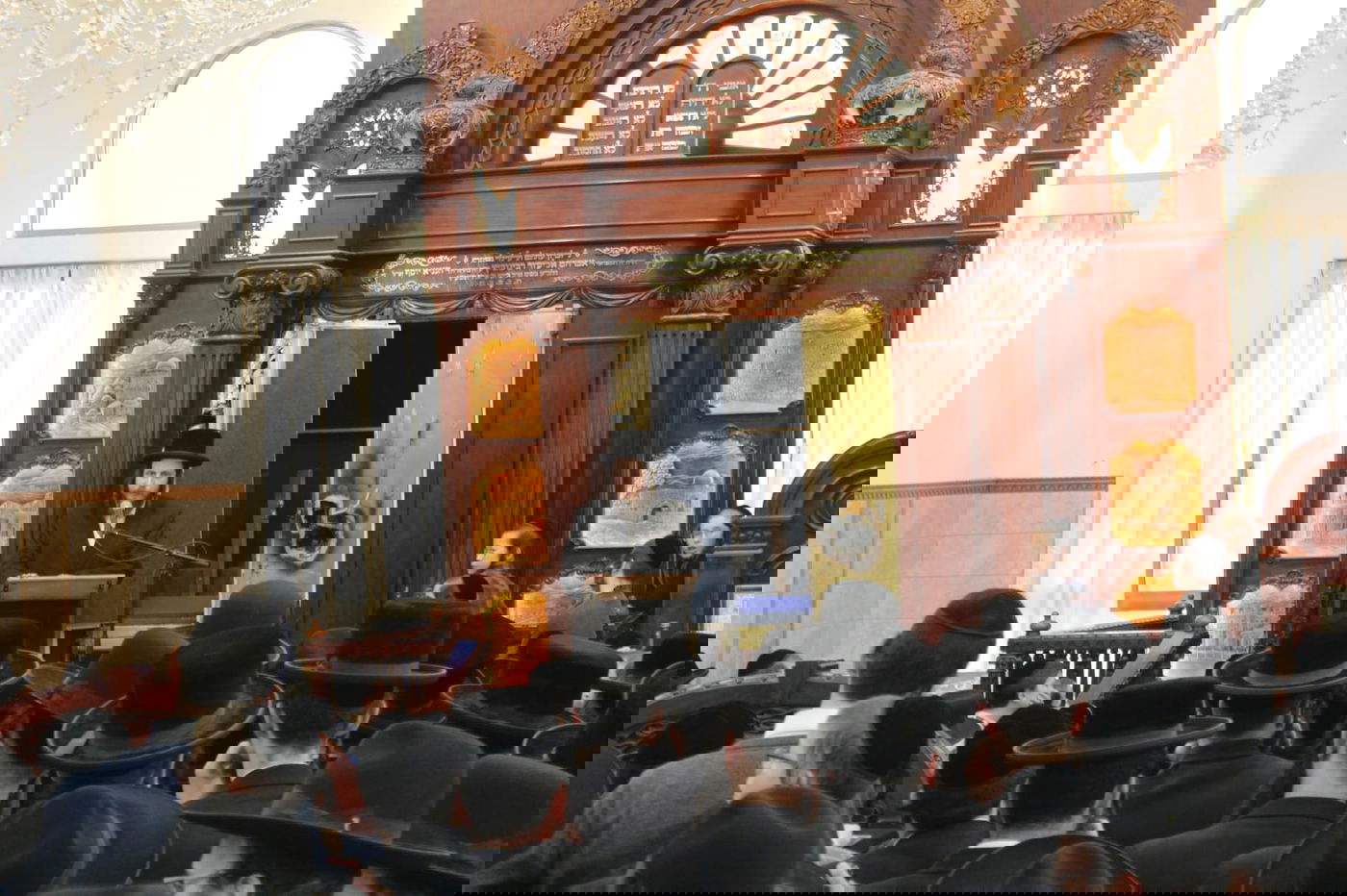 עצרת תפילה ב'קלויז' של באיאן שחולל: "יוונים נקבצו"