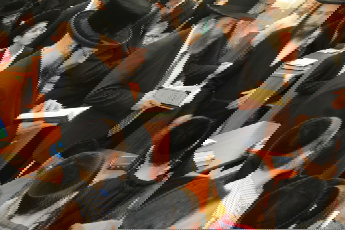 עצרת תפילה ב'קלויז' של באיאן שחולל: "יוונים נקבצו"