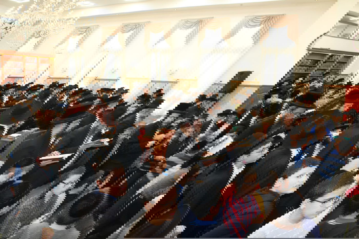 עצרת תפילה ב'קלויז' של באיאן שחולל: "יוונים נקבצו"