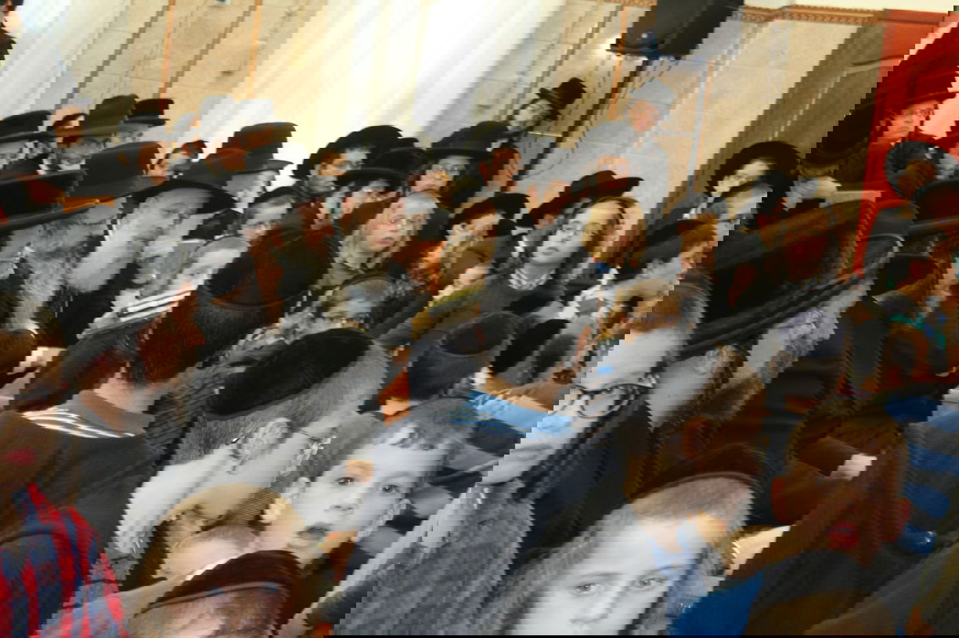 עצרת תפילה ב'קלויז' של באיאן שחולל: "יוונים נקבצו"