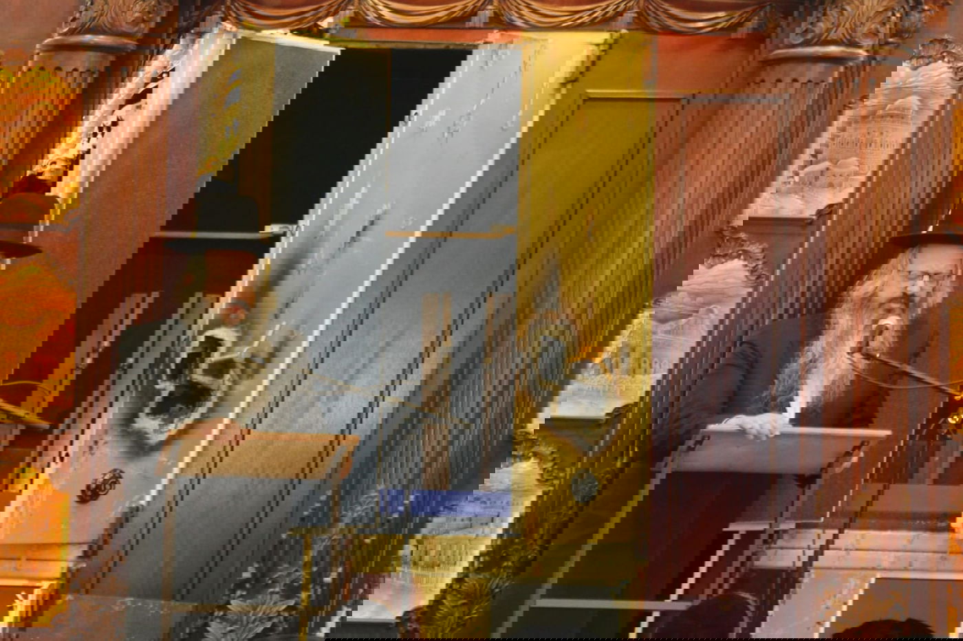 עצרת תפילה ב'קלויז' של באיאן שחולל: "יוונים נקבצו"