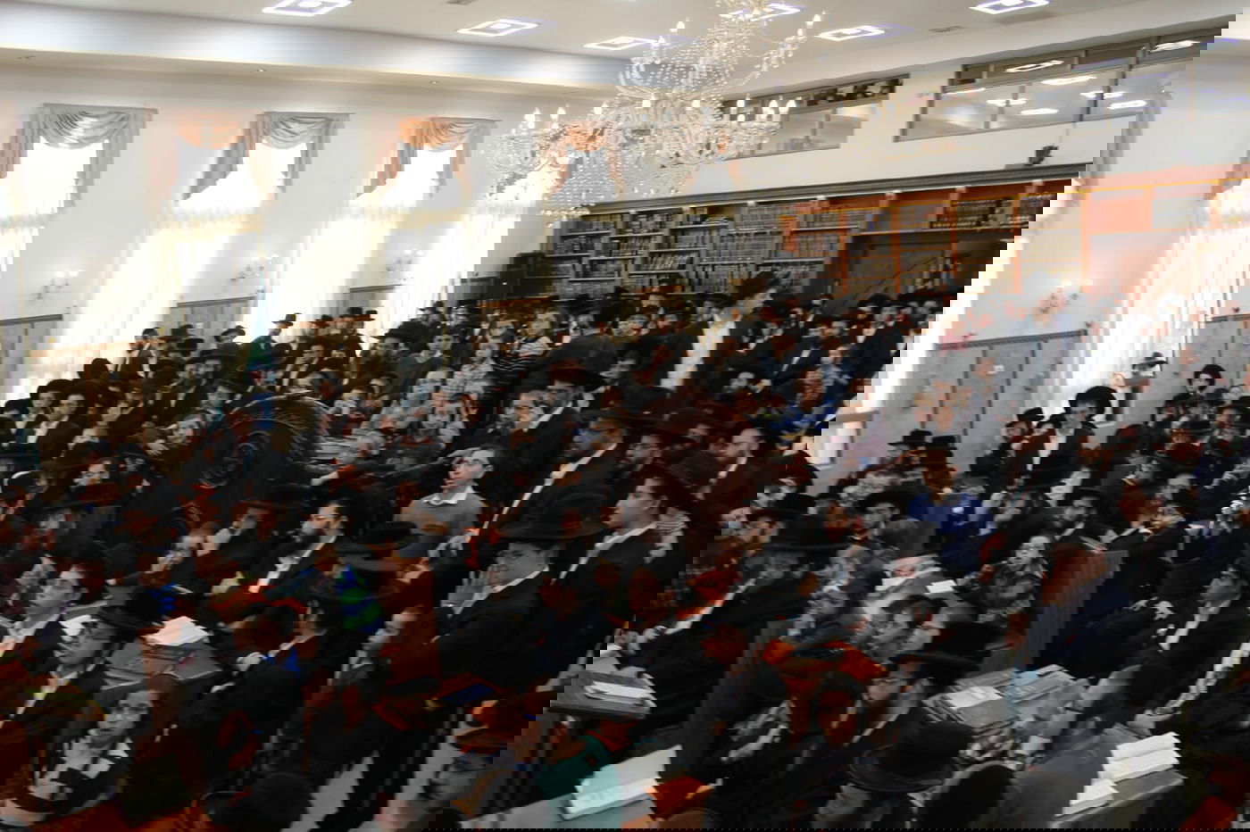 עצרת תפילה ב'קלויז' של באיאן שחולל: "יוונים נקבצו"