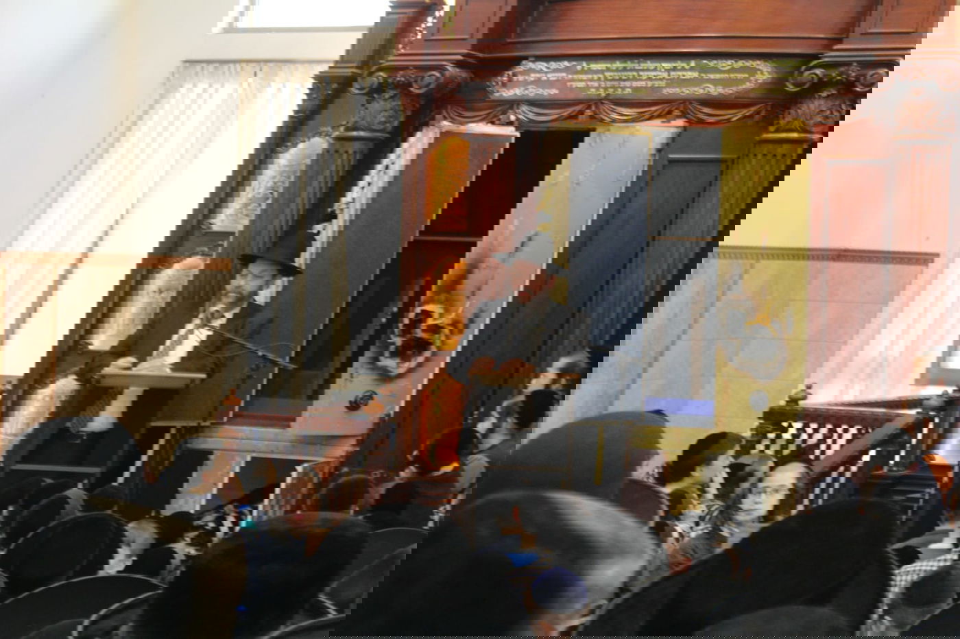 עצרת תפילה ב'קלויז' של באיאן שחולל: "יוונים נקבצו"