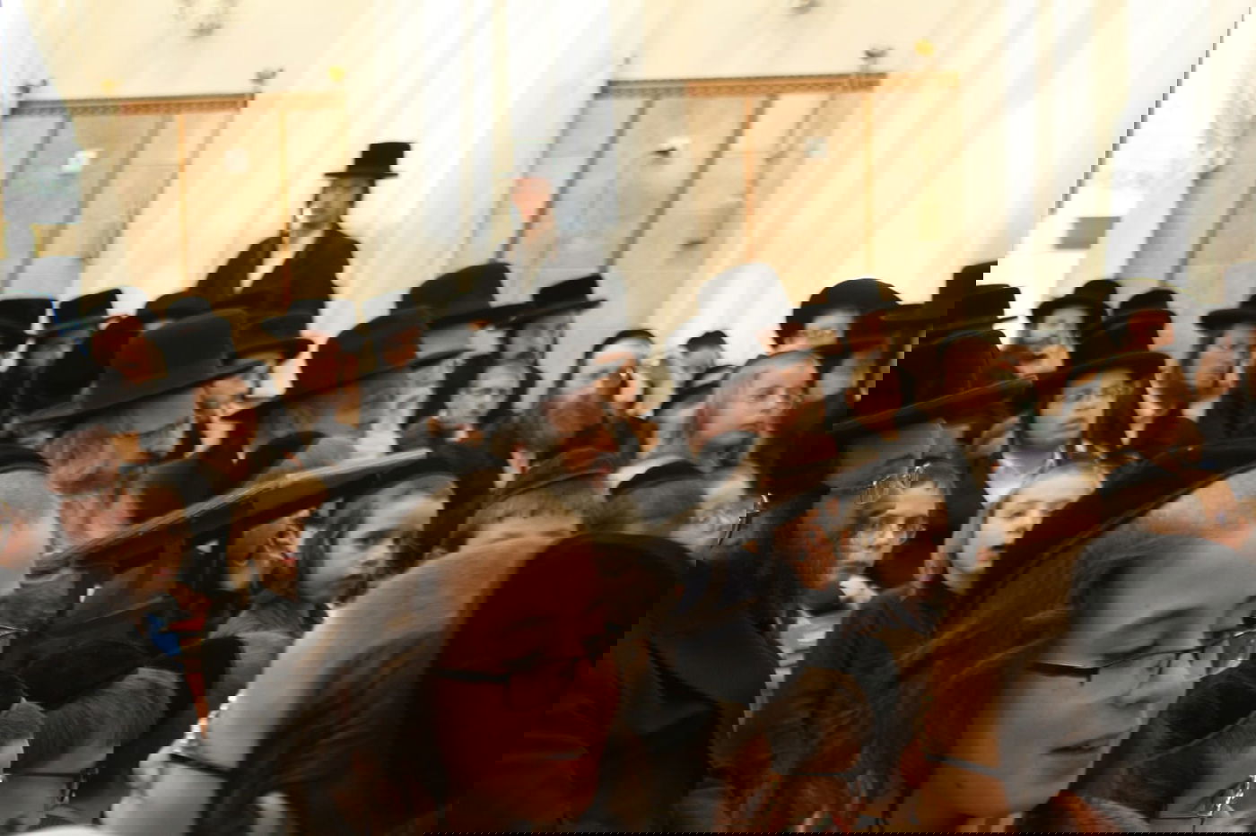 עצרת תפילה ב'קלויז' של באיאן שחולל: "יוונים נקבצו"