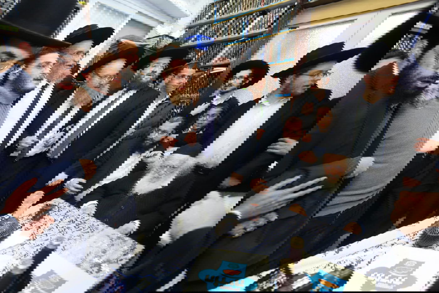 הבחורים המתחזקים סיימו מסכת עם הגר"ח קנייבסקי