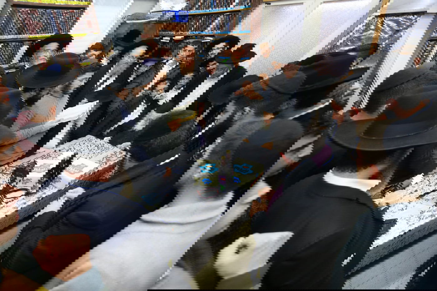 הבחורים המתחזקים סיימו מסכת עם הגר"ח קנייבסקי