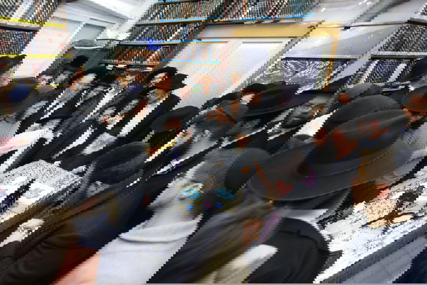 הבחורים המתחזקים סיימו מסכת עם הגר"ח קנייבסקי