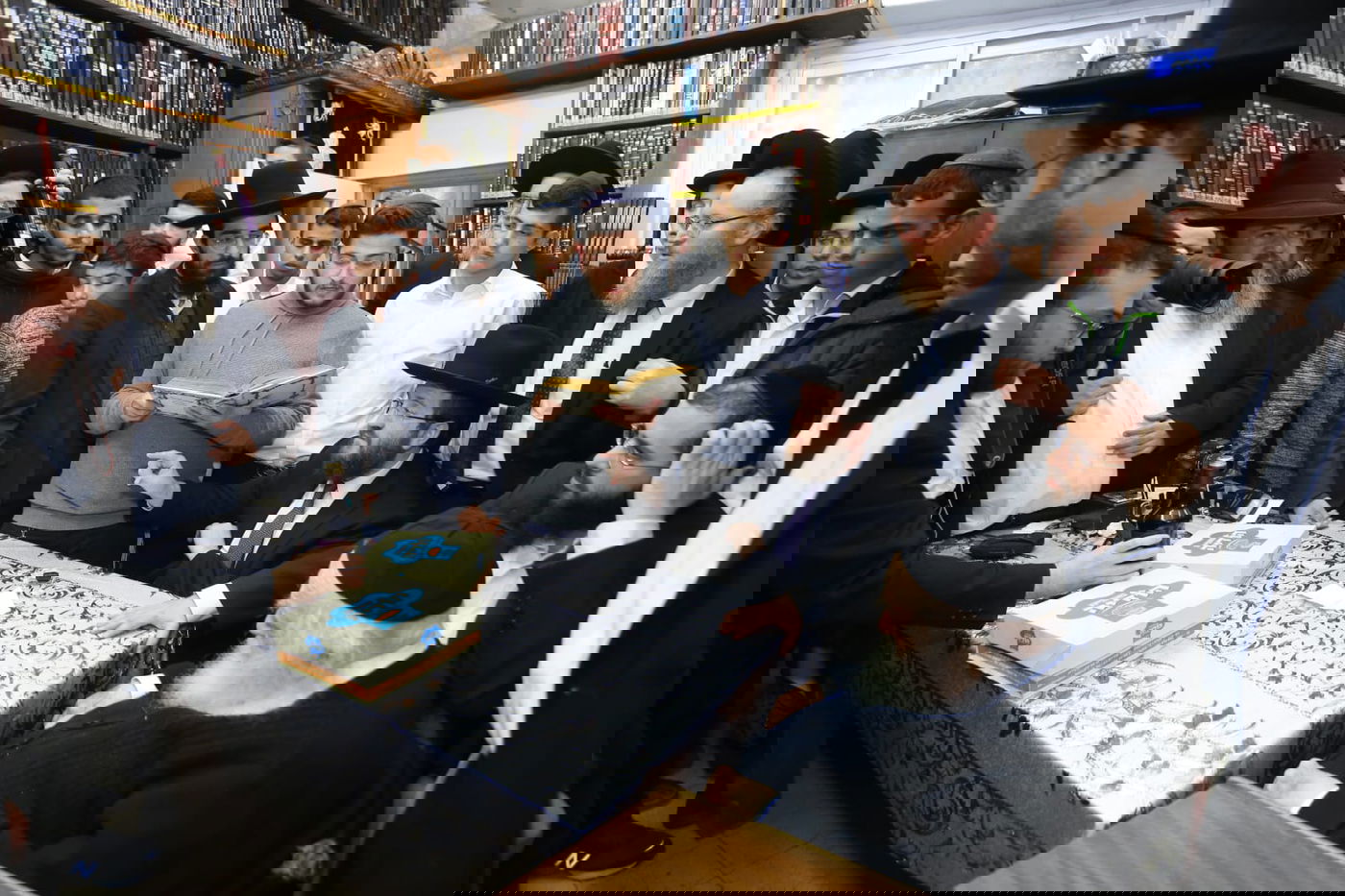 הבחורים המתחזקים סיימו מסכת עם הגר"ח קנייבסקי