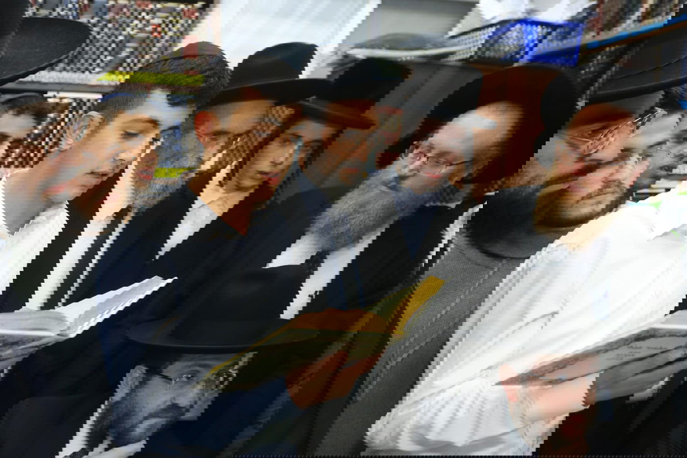 הבחורים המתחזקים סיימו מסכת עם הגר"ח קנייבסקי