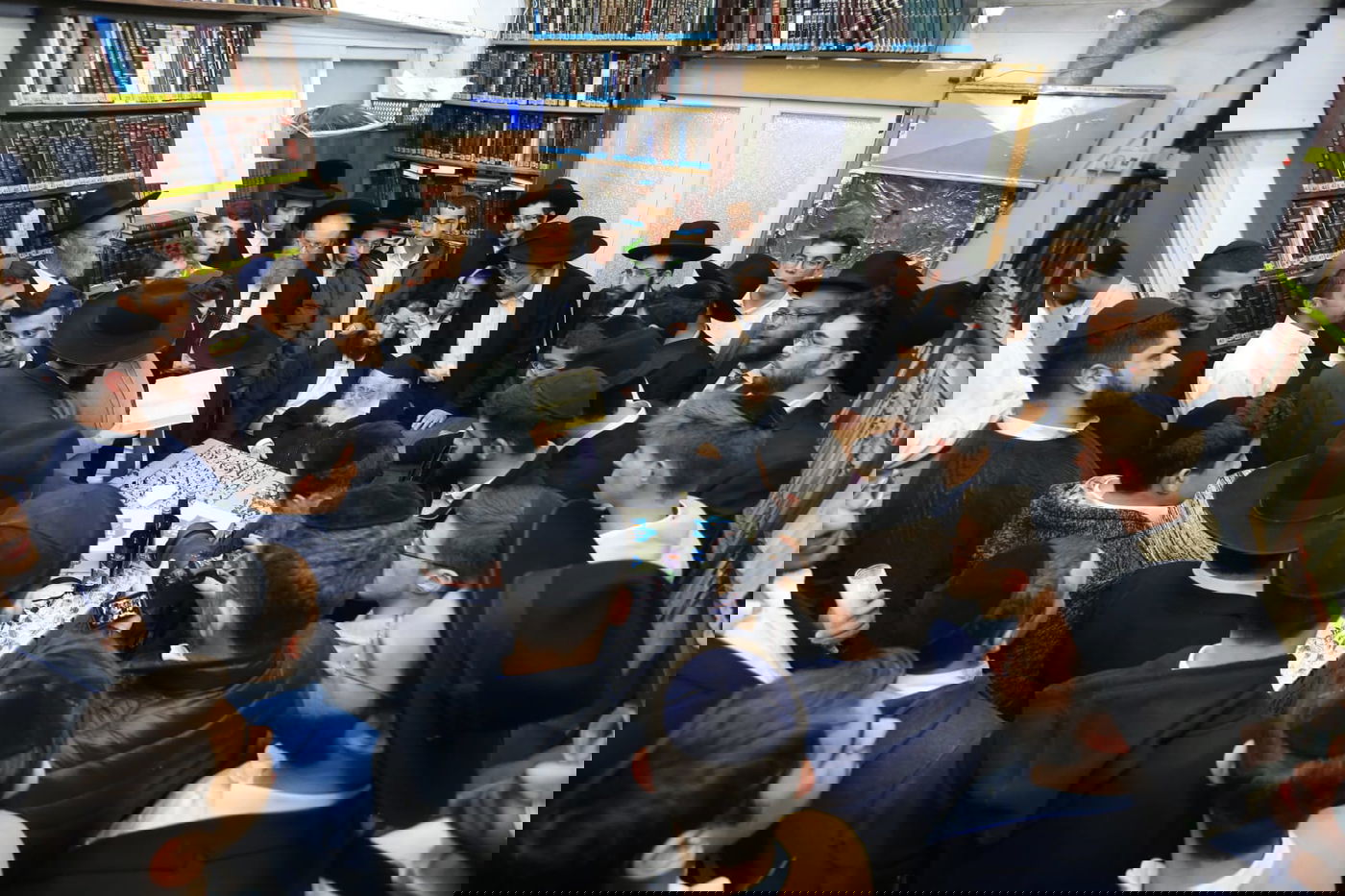 הבחורים המתחזקים סיימו מסכת עם הגר"ח קנייבסקי