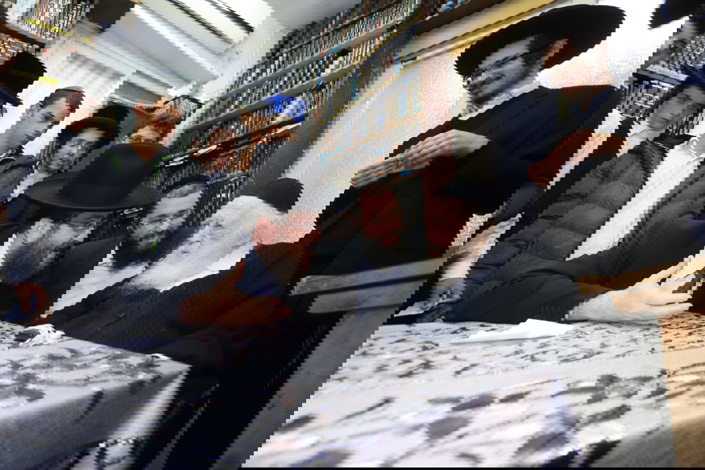 הבחורים המתחזקים סיימו מסכת עם הגר"ח קנייבסקי