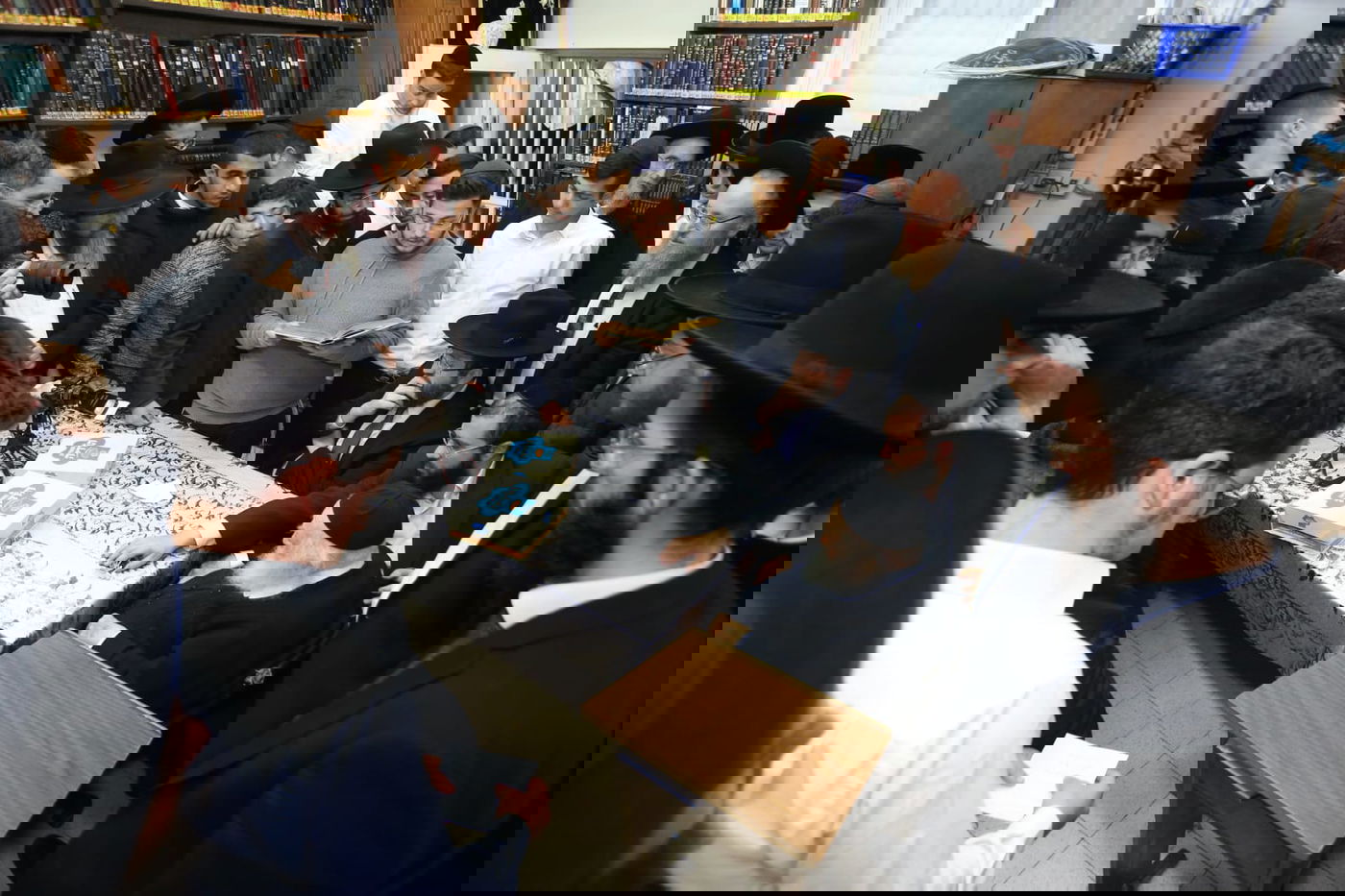 הבחורים המתחזקים סיימו מסכת עם הגר"ח קנייבסקי