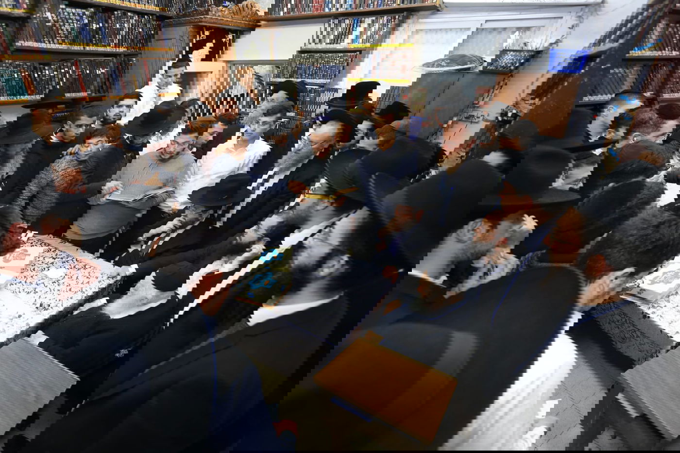 הבחורים המתחזקים סיימו מסכת עם הגר"ח קנייבסקי