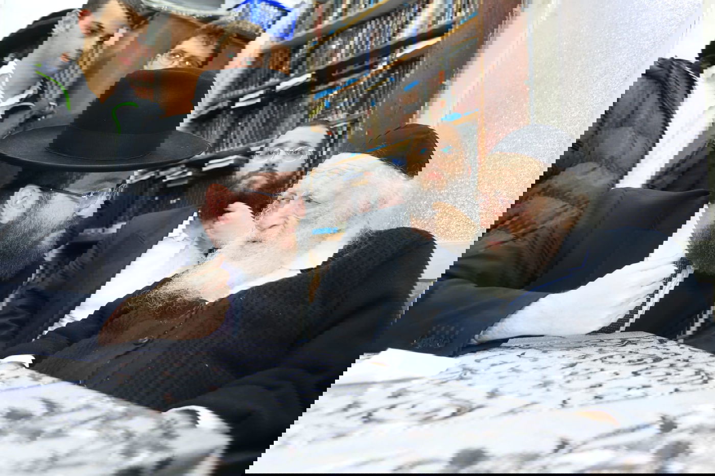 הבחורים המתחזקים סיימו מסכת עם הגר"ח קנייבסקי