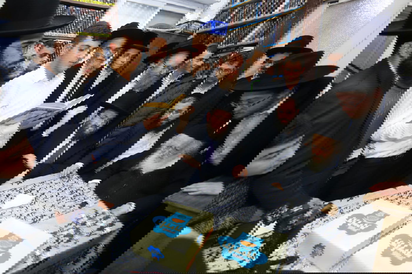 הבחורים המתחזקים סיימו מסכת עם הגר"ח קנייבסקי