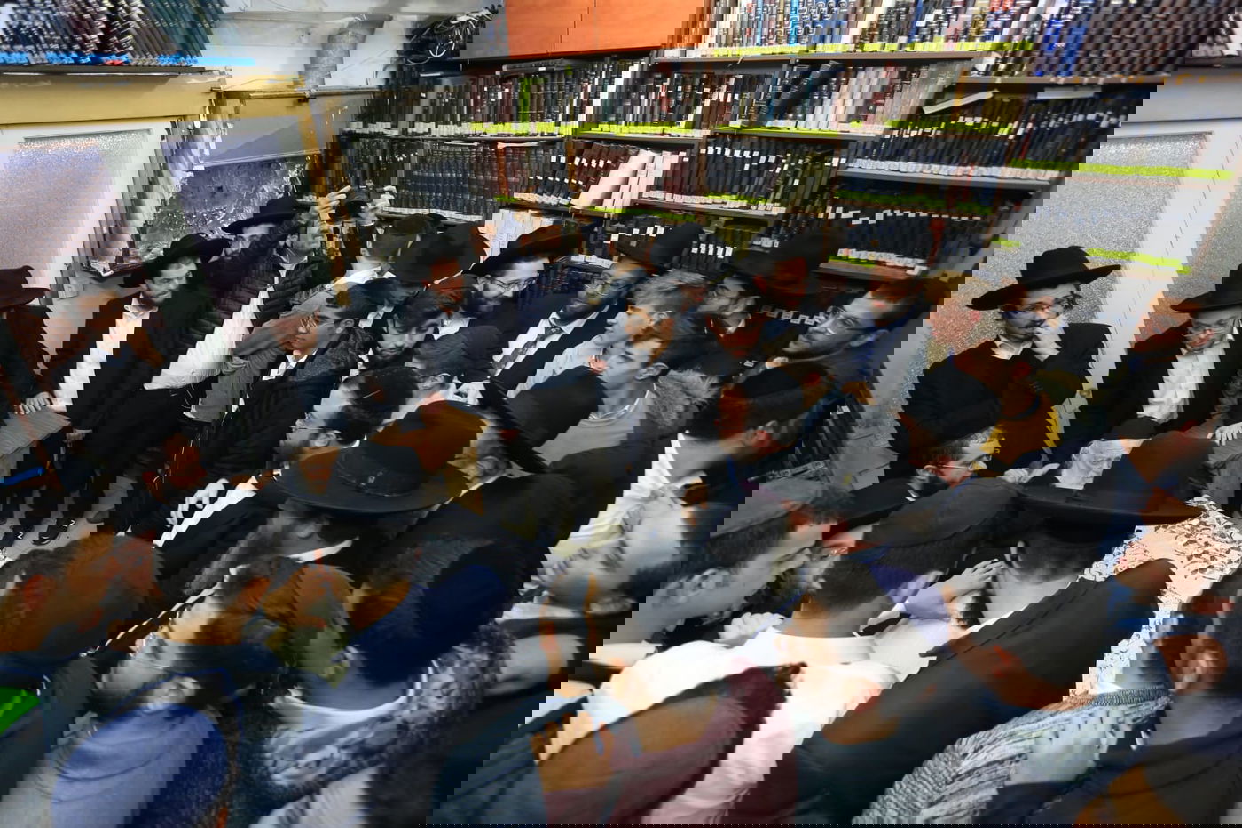 הבחורים המתחזקים סיימו מסכת עם הגר"ח קנייבסקי