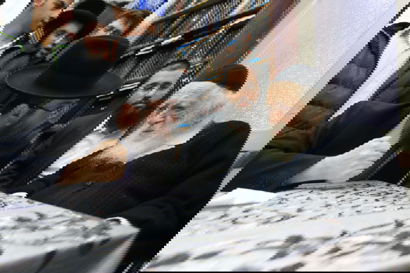 הבחורים המתחזקים סיימו מסכת עם הגר"ח קנייבסקי