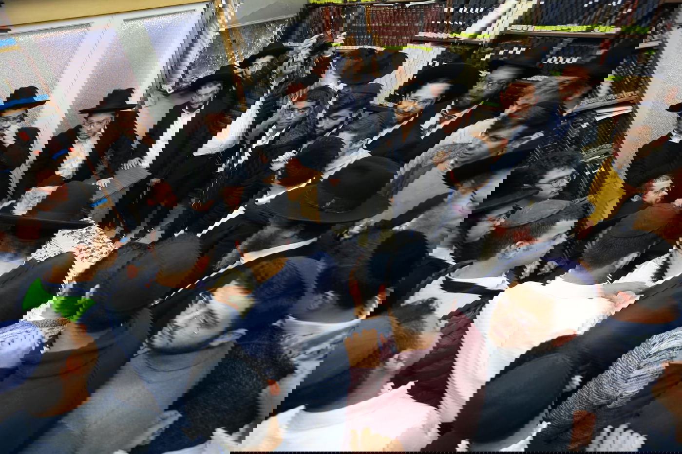 הבחורים המתחזקים סיימו מסכת עם הגר"ח קנייבסקי