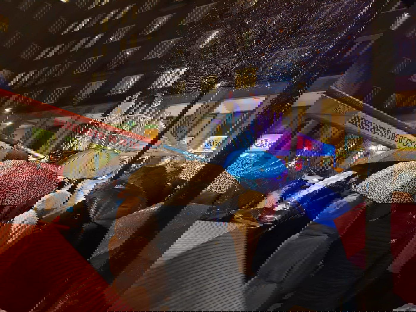 בודפשט הונגריה - הדלקת נרות מרכזית ברחובה של עיר בגשם שוטף, בראשות השליח הרב רסקין.