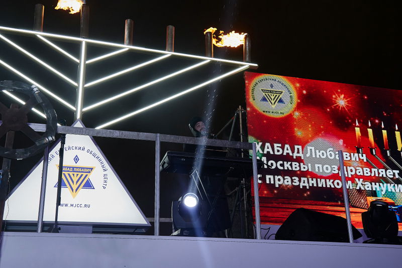 תיעוד: הדלקת נר ראשון של חנוכה בכיכר האדומה