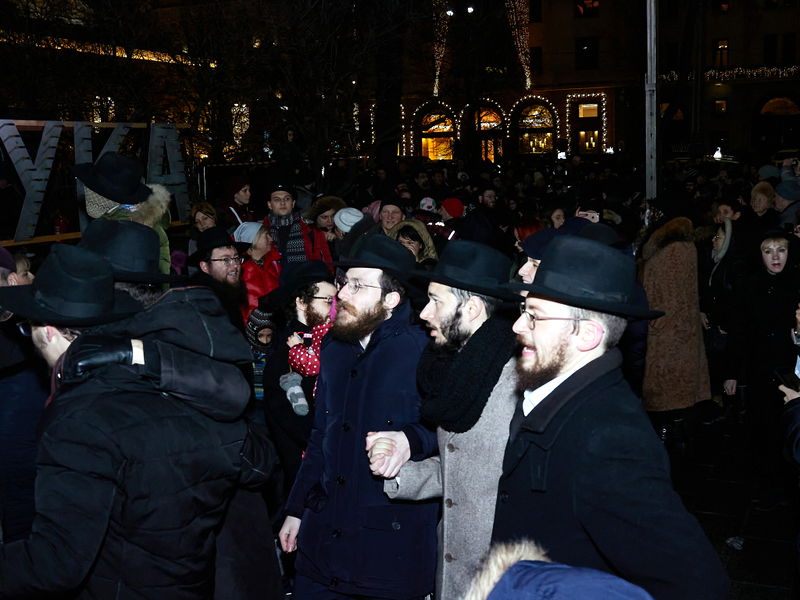 תיעוד: הדלקת נר ראשון של חנוכה בכיכר האדומה
