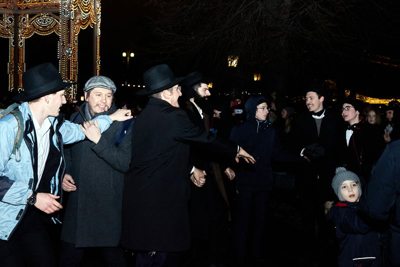 תיעוד: הדלקת נר ראשון של חנוכה בכיכר האדומה