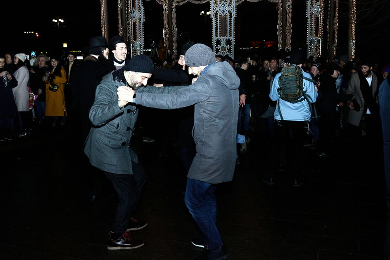 תיעוד: הדלקת נר ראשון של חנוכה בכיכר האדומה