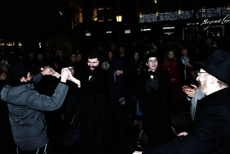 תיעוד: הדלקת נר ראשון של חנוכה בכיכר האדומה