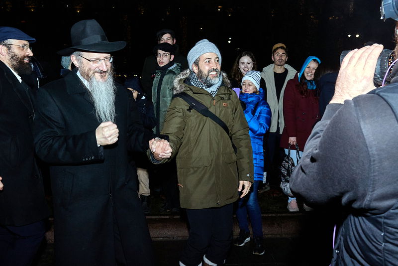 תיעוד: הדלקת נר ראשון של חנוכה בכיכר האדומה