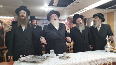 האדמו"ר מספינקא שורר עם בחורי ישיבת 'אורייתא'