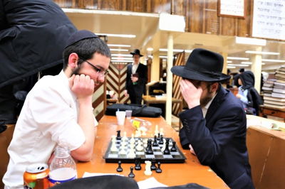 בחורים משחקים שחמט ב-770