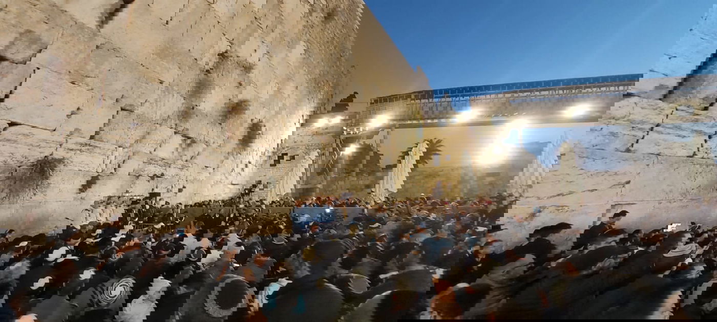 בראשות הראשון לציון הגר"ש עמאר: קציני המשטרה בהדלקה