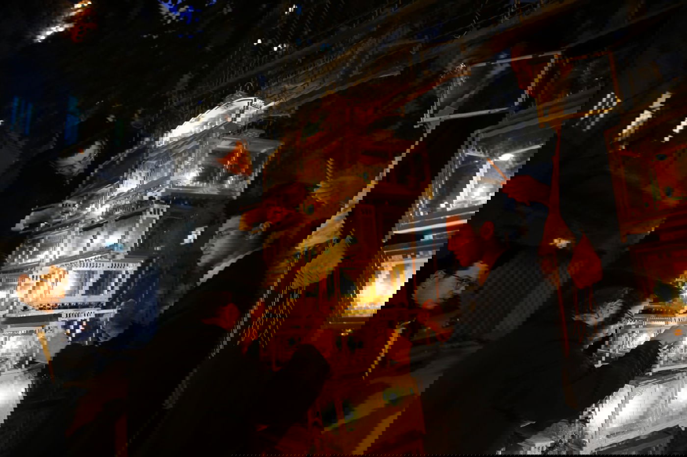 כך בחורי ישיבת בריסק מדליקים נרות חנוכה  גלריה