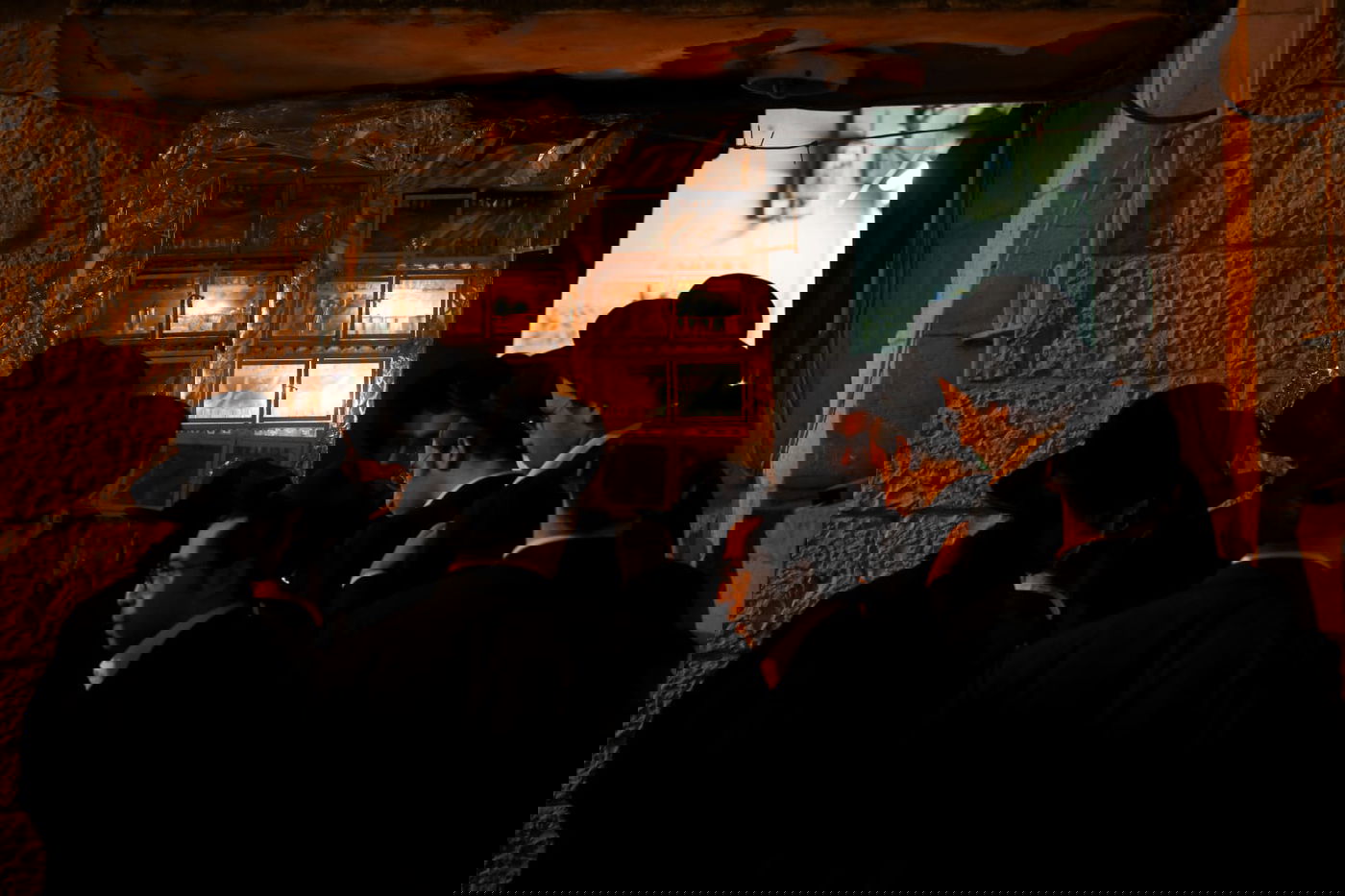 כך בחורי ישיבת בריסק מדליקים נרות חנוכה  גלריה