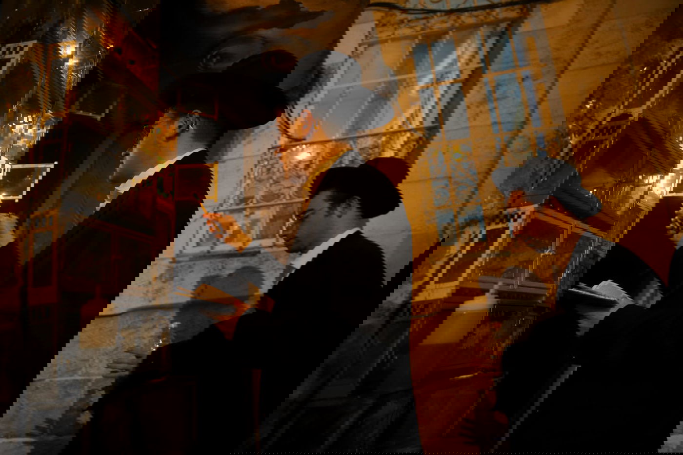 כך בחורי ישיבת בריסק מדליקים נרות חנוכה  גלריה