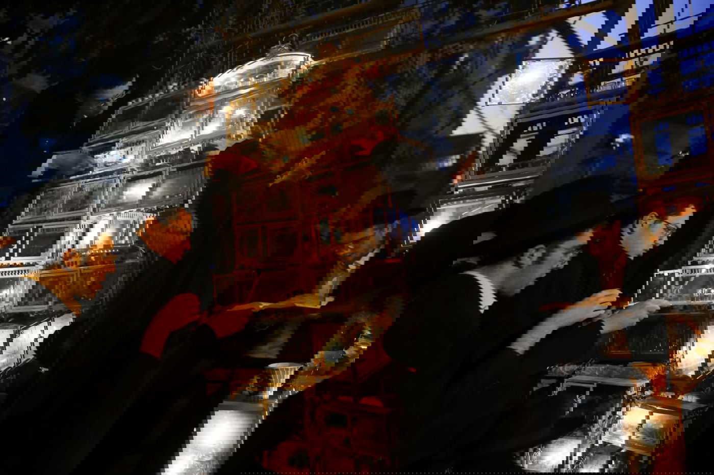 כך בחורי ישיבת בריסק מדליקים נרות חנוכה  גלריה