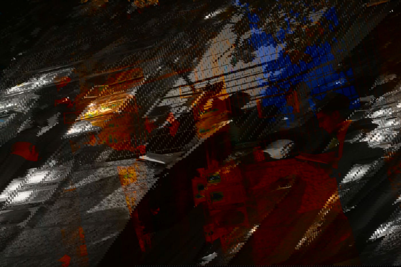 כך בחורי ישיבת בריסק מדליקים נרות חנוכה  גלריה