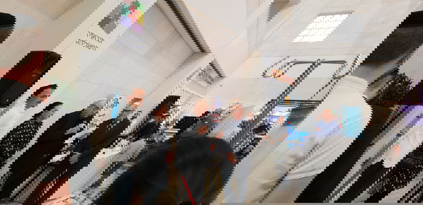 איש העסקים יצחק תשובה חיזק את הילדים החולים • צפו