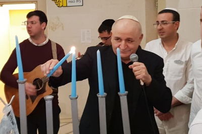 איש העסקים יצחק תשובה חיזק את הילדים החולים • צפו