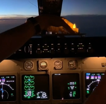 הדלקת נר חנוכה על המטוס ב'קוקפיט' • צפו