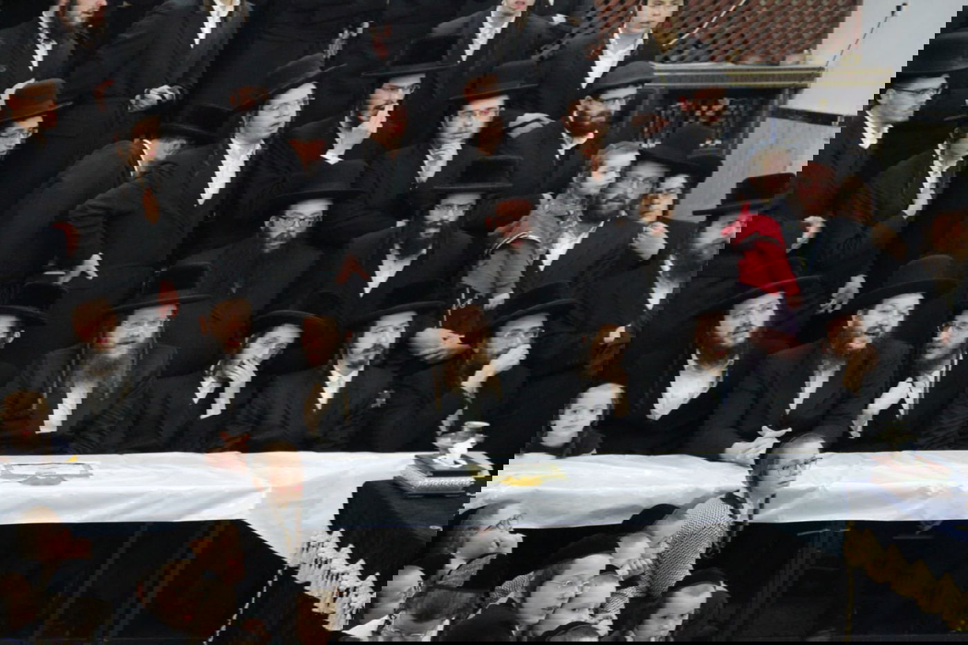 האדמו"ר ממודז'יץ בהדלקת נר חנוכה