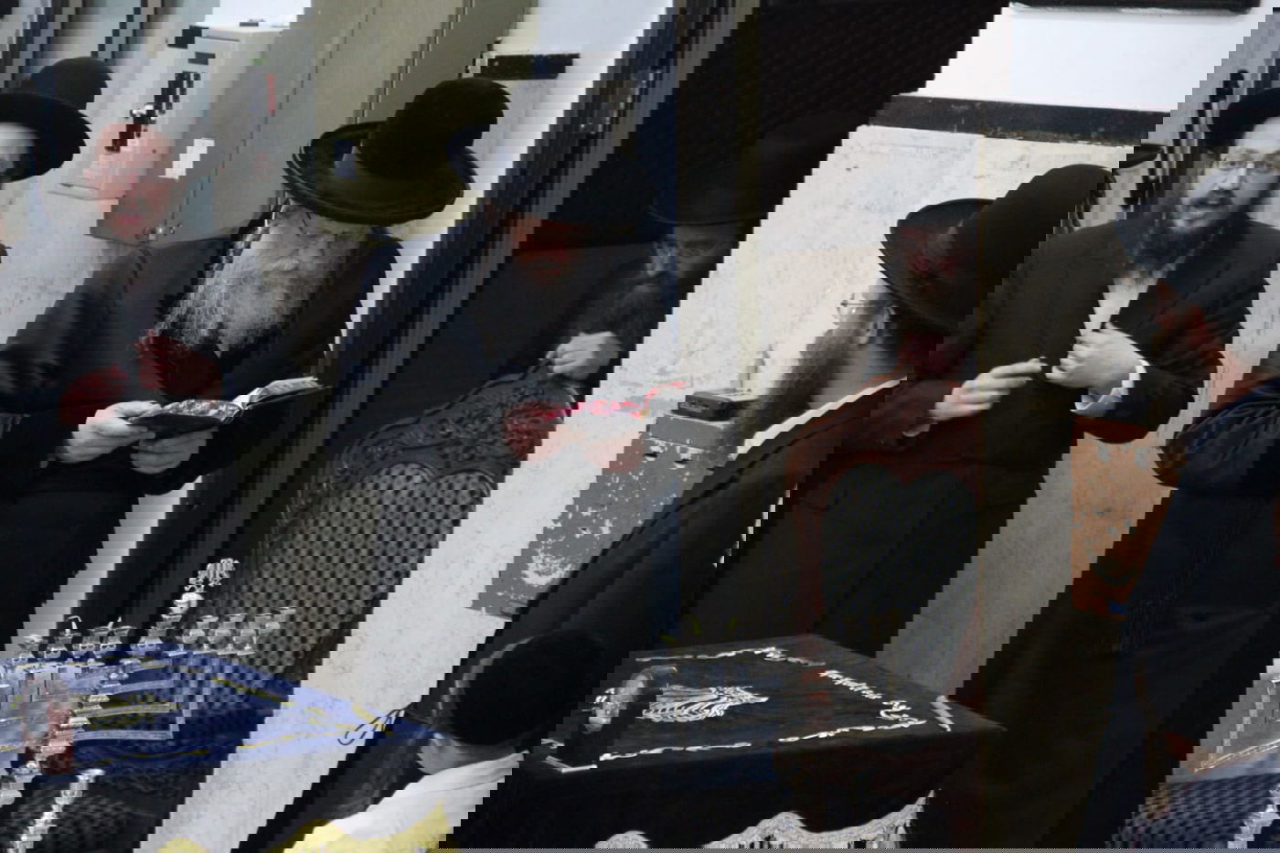 האדמו"ר ממודז'יץ בהדלקת נר חנוכה