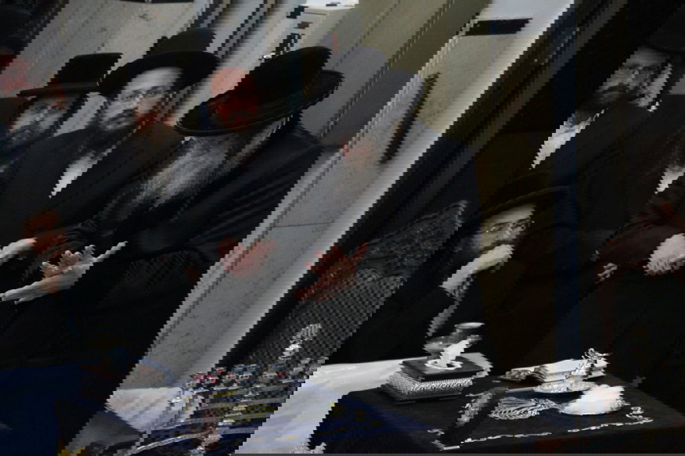 האדמו"ר ממודז'יץ בהדלקת נר חנוכה