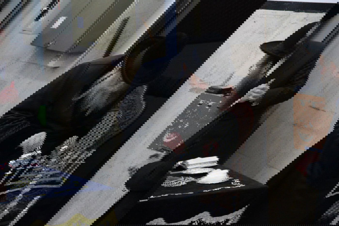 האדמו"ר ממודז'יץ בהדלקת נר חנוכה